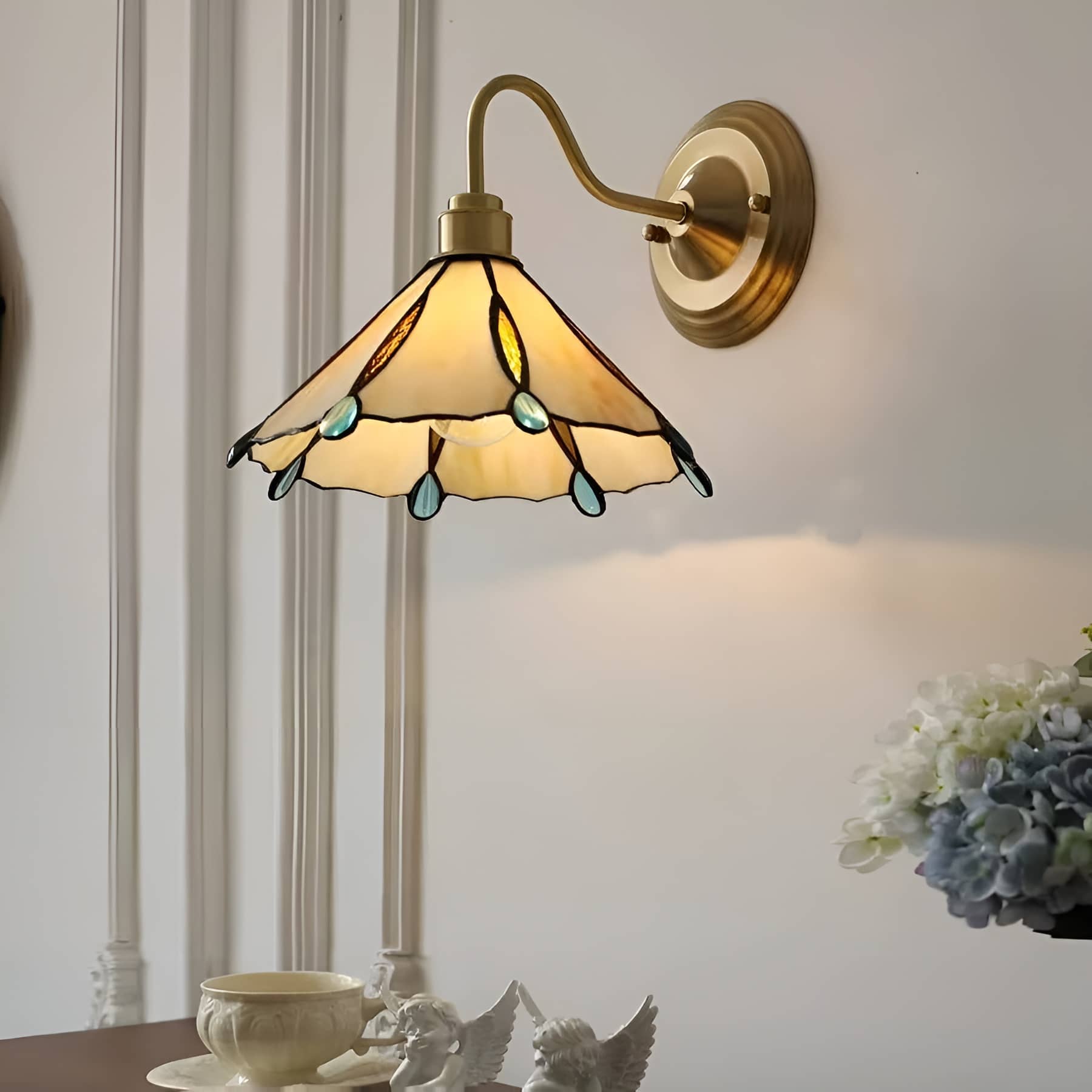 Kleurrijke traanvormige rand Tiffany wandlamp