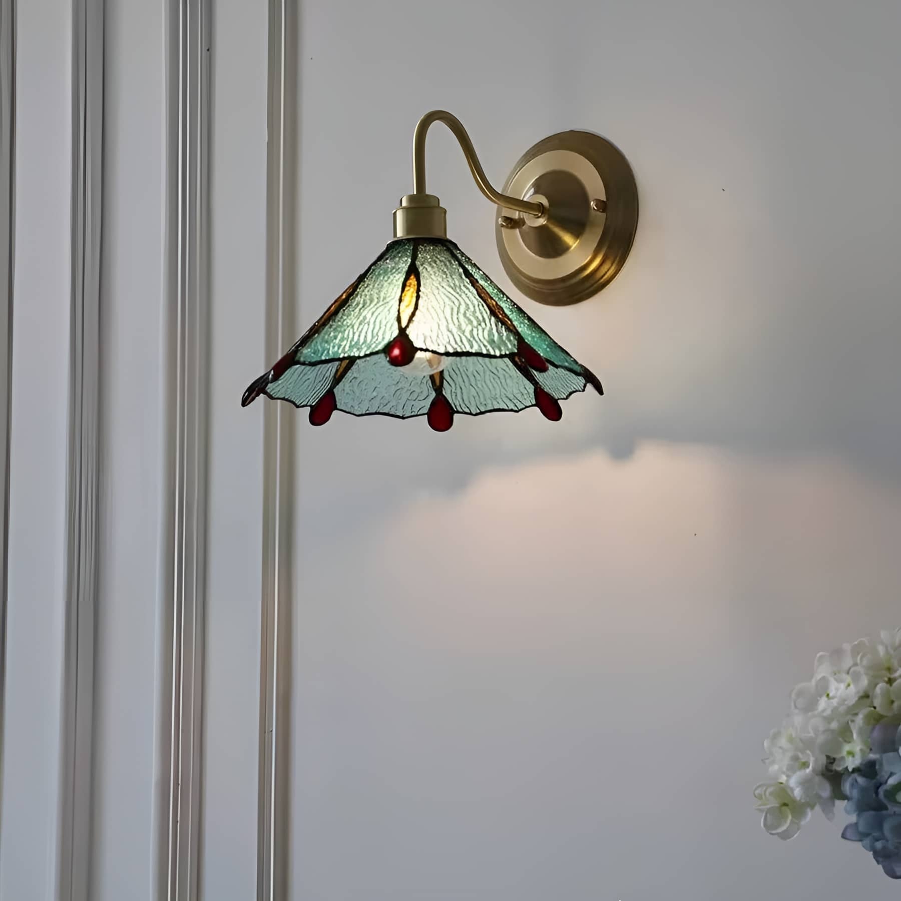 Kleurrijke traanvormige rand Tiffany wandlamp