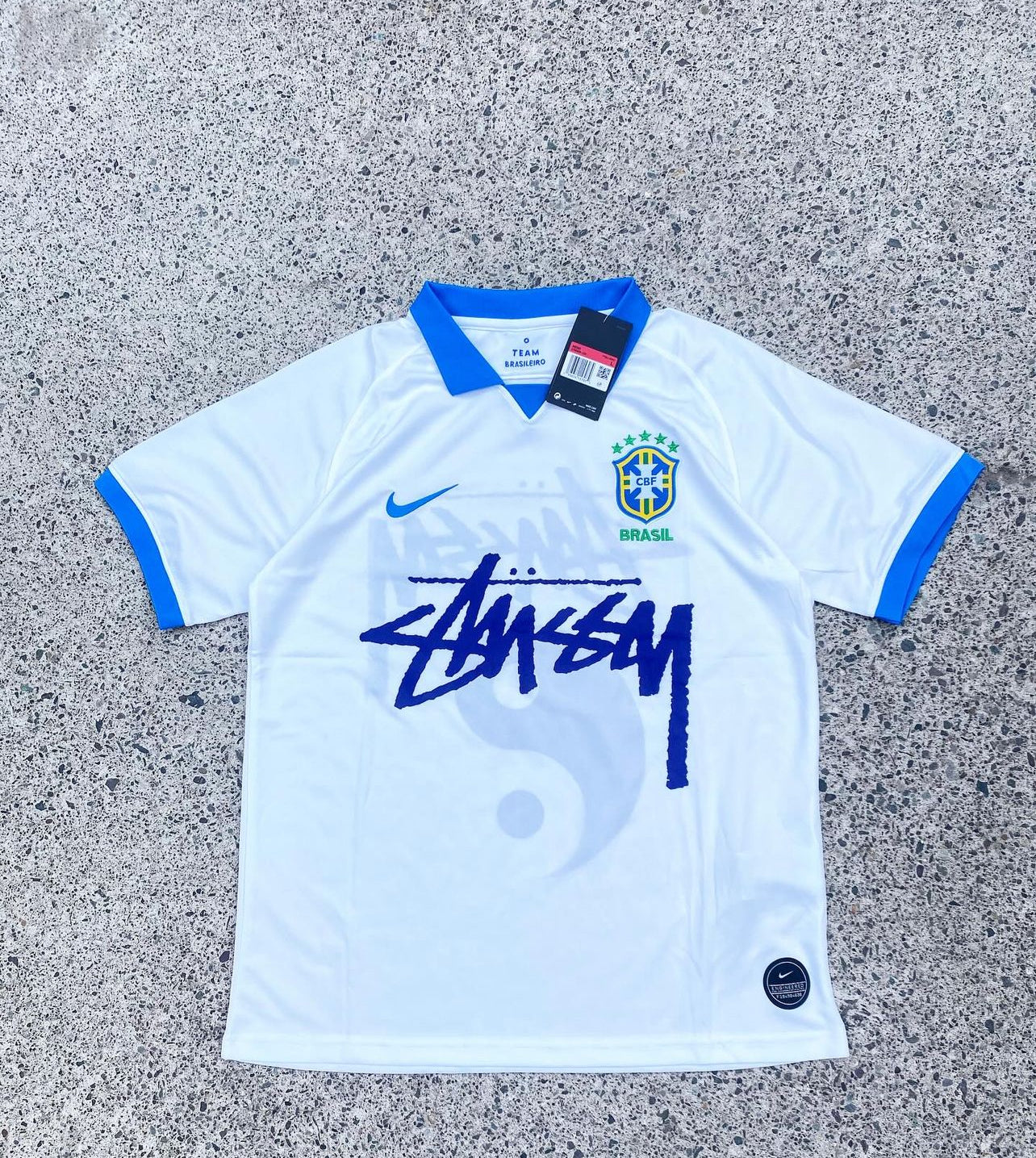 Maillot Stussy blanc et bleu Brésil 2019 - Édition limitée