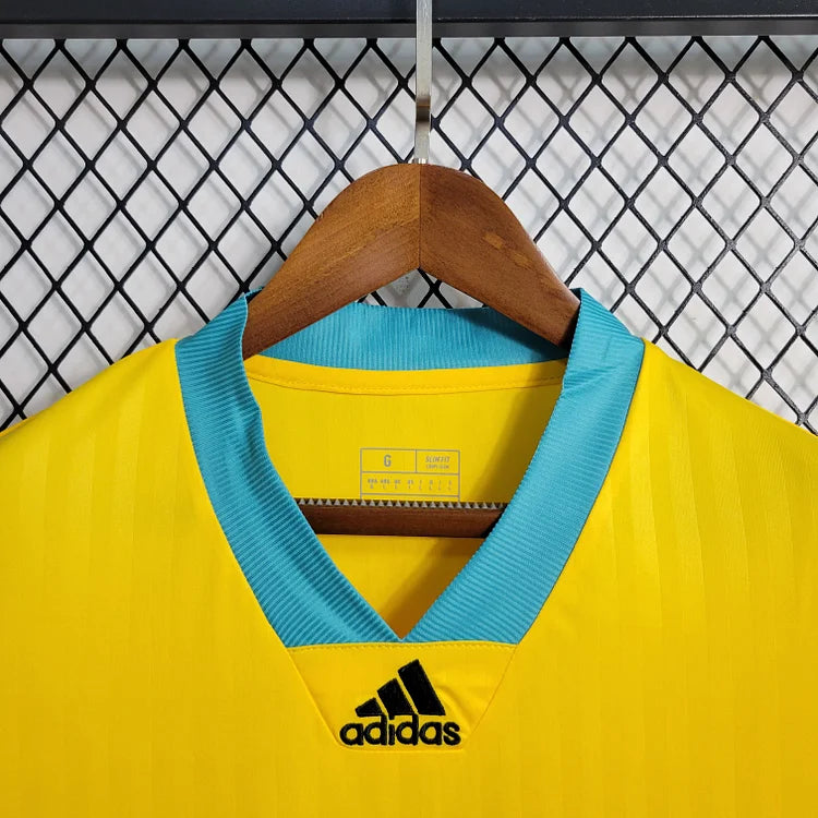 2023-2024 Bayern München Icon Shirt - Geel